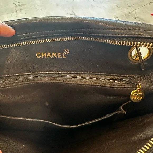 🔹 Vintage Chanel Chevron Large Camera Bag with COA 🔹 - Picture 16 of 16